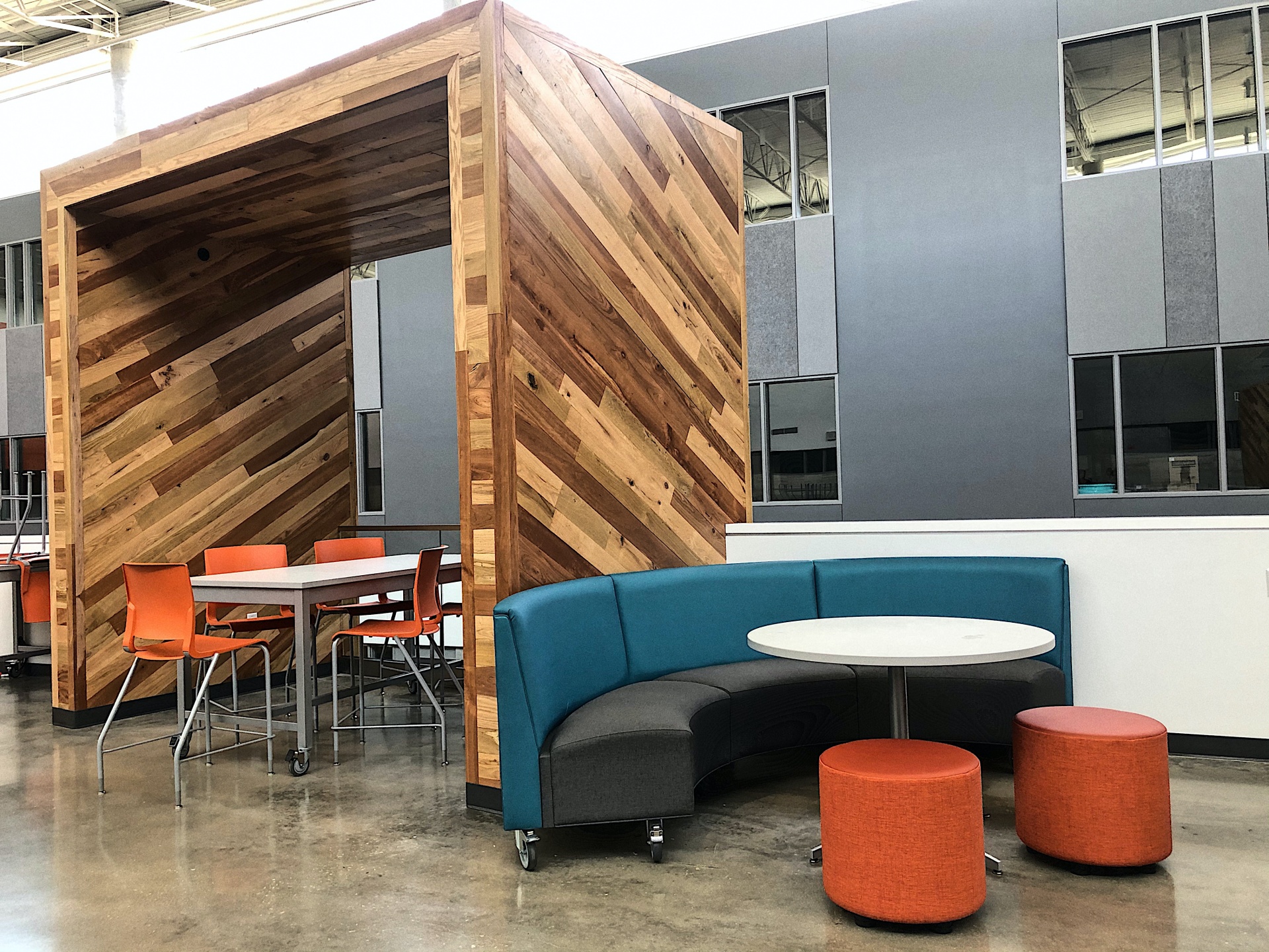 75D983E0-C5BA-4912-BEAB-D2256FD8280E-BA391A3F-E701-4E7E-94CD-50719E4E0EED study lounge in a school with chairs and tables